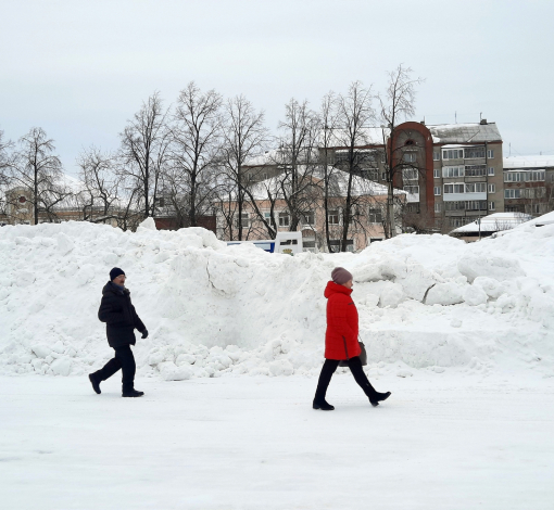Люди на фоне снежной горы на центральной площади города кажутся пигмеями. Скоро здесь и места не останется - треть площади уже занята.